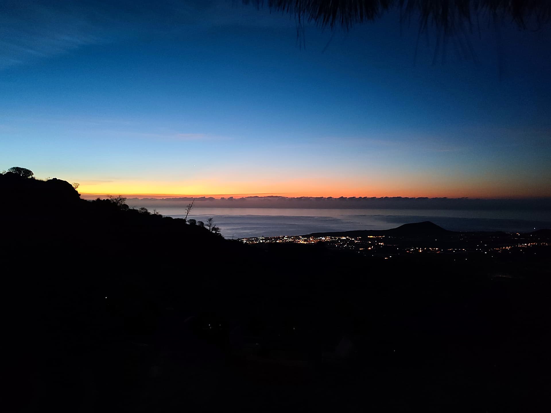 Vue panoramique sur Tenerife et l'océan au lever du jour