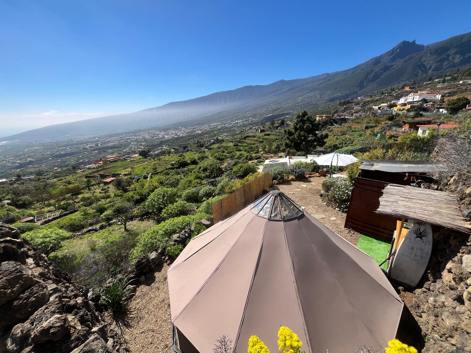 NamaSTAY — vue panoramique sur la tente et les montagnes