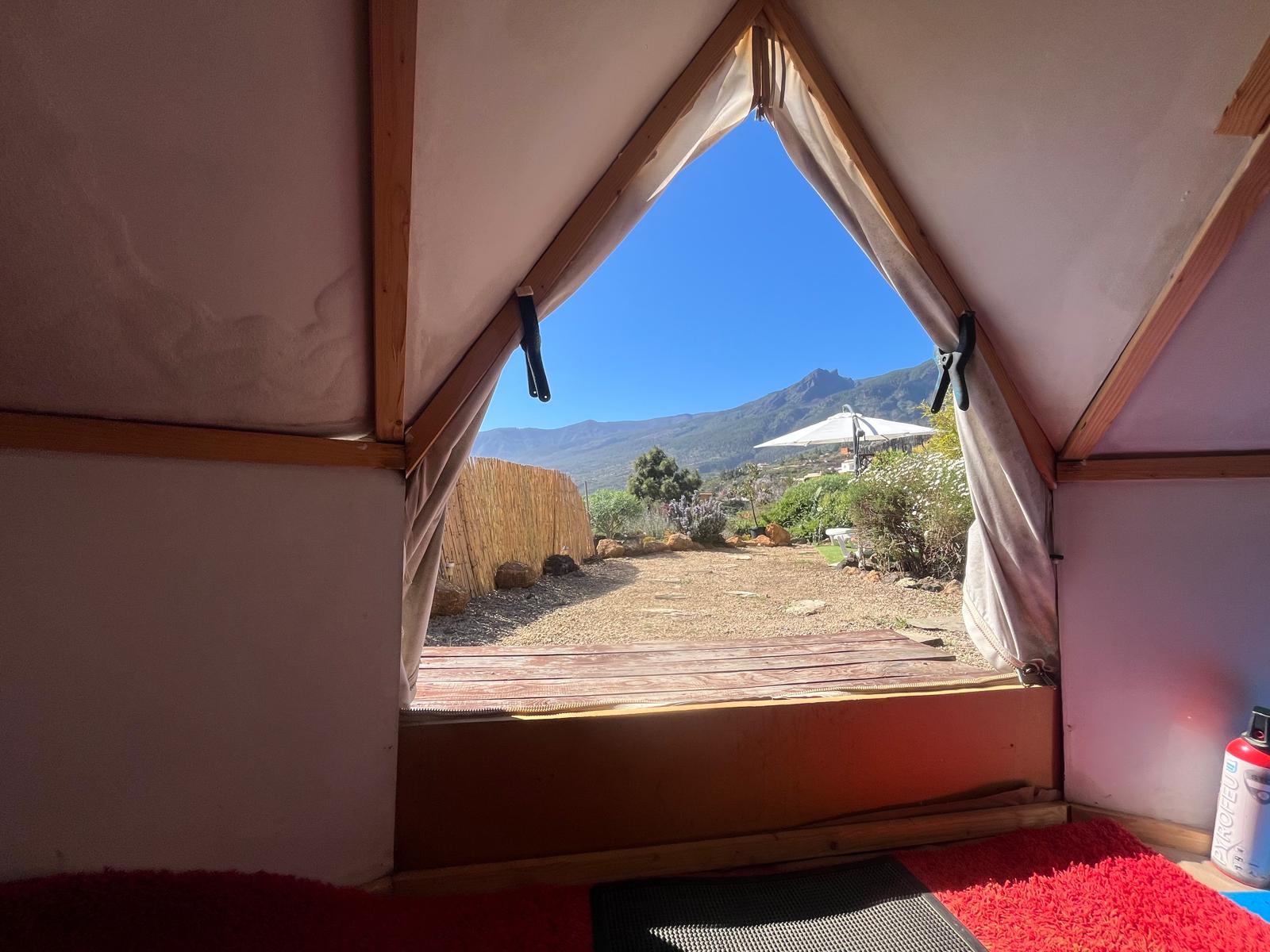 NamaSTAY — vue sur les montagnes depuis l'intérieur de la tente