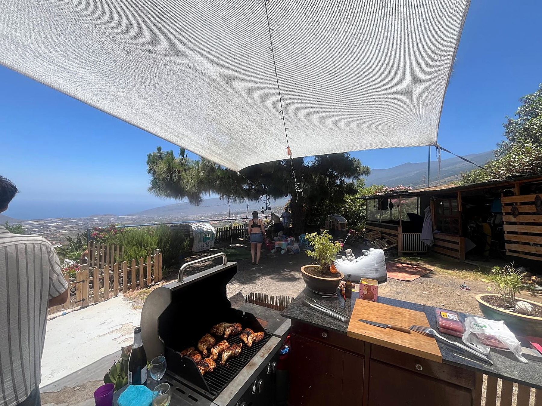 Barbecue et cuisine d'été sous la voile d'ombrage, vue sur l'océan