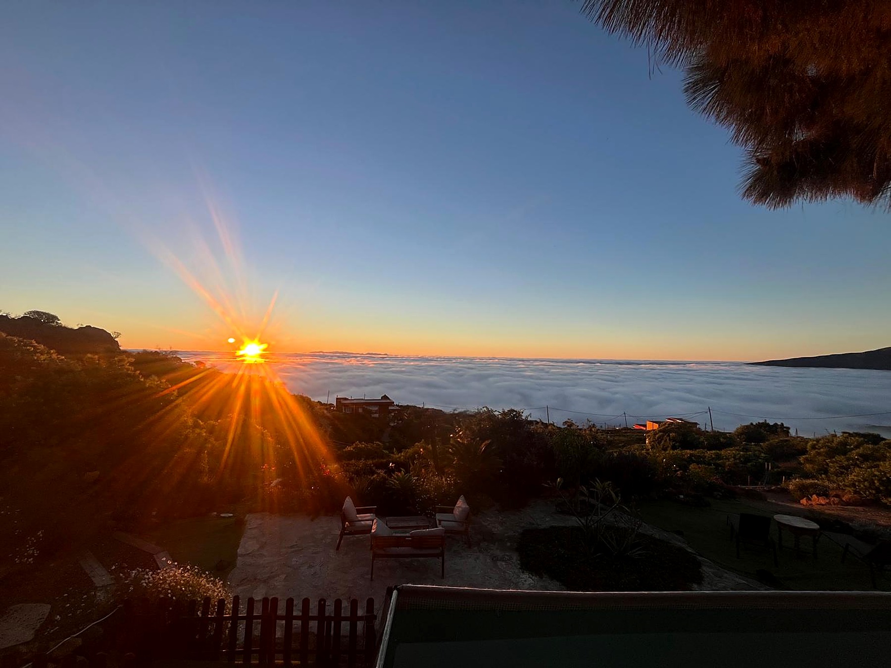 Lever de soleil au-dessus de la mer de nuages depuis le jardin