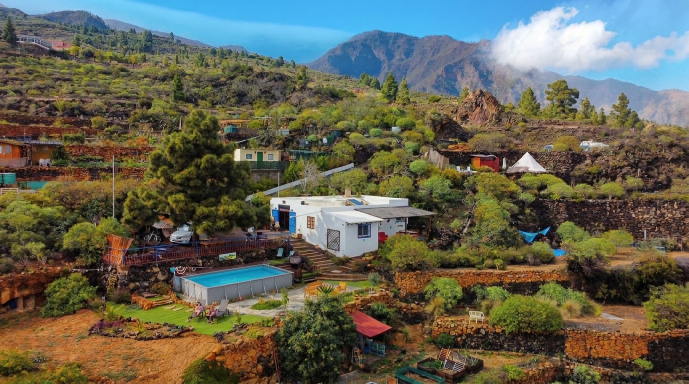 Maison du SHIVA PROJECT et piscine bleue devant les montagnes de Tenerife