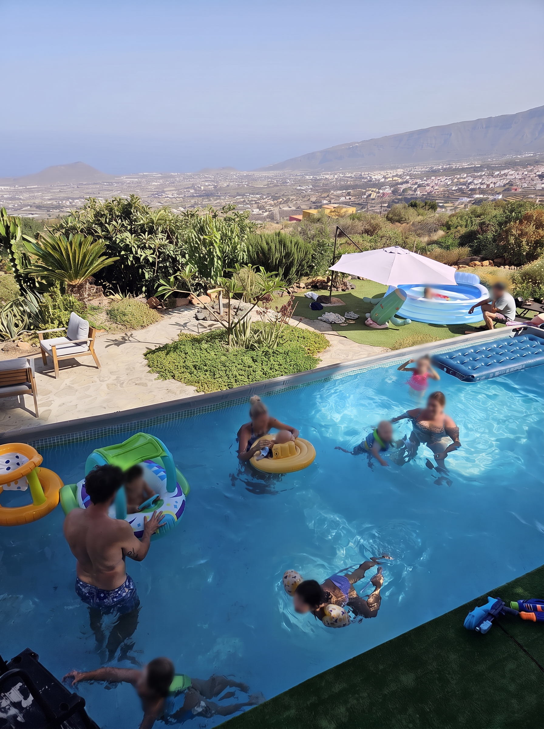 Familles et enfants profitant de la piscine par grand soleil