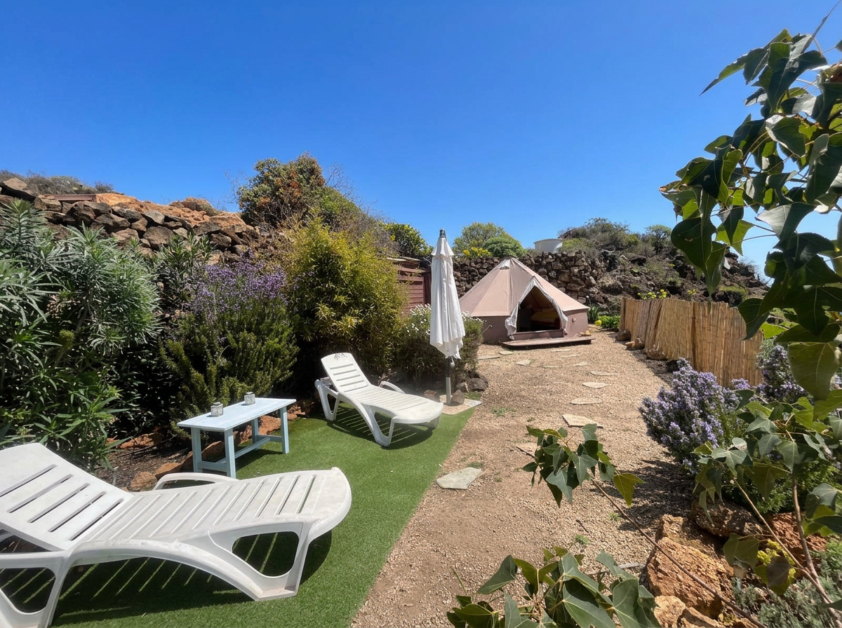 NamaSTAY — transats et jardin autour de la tente