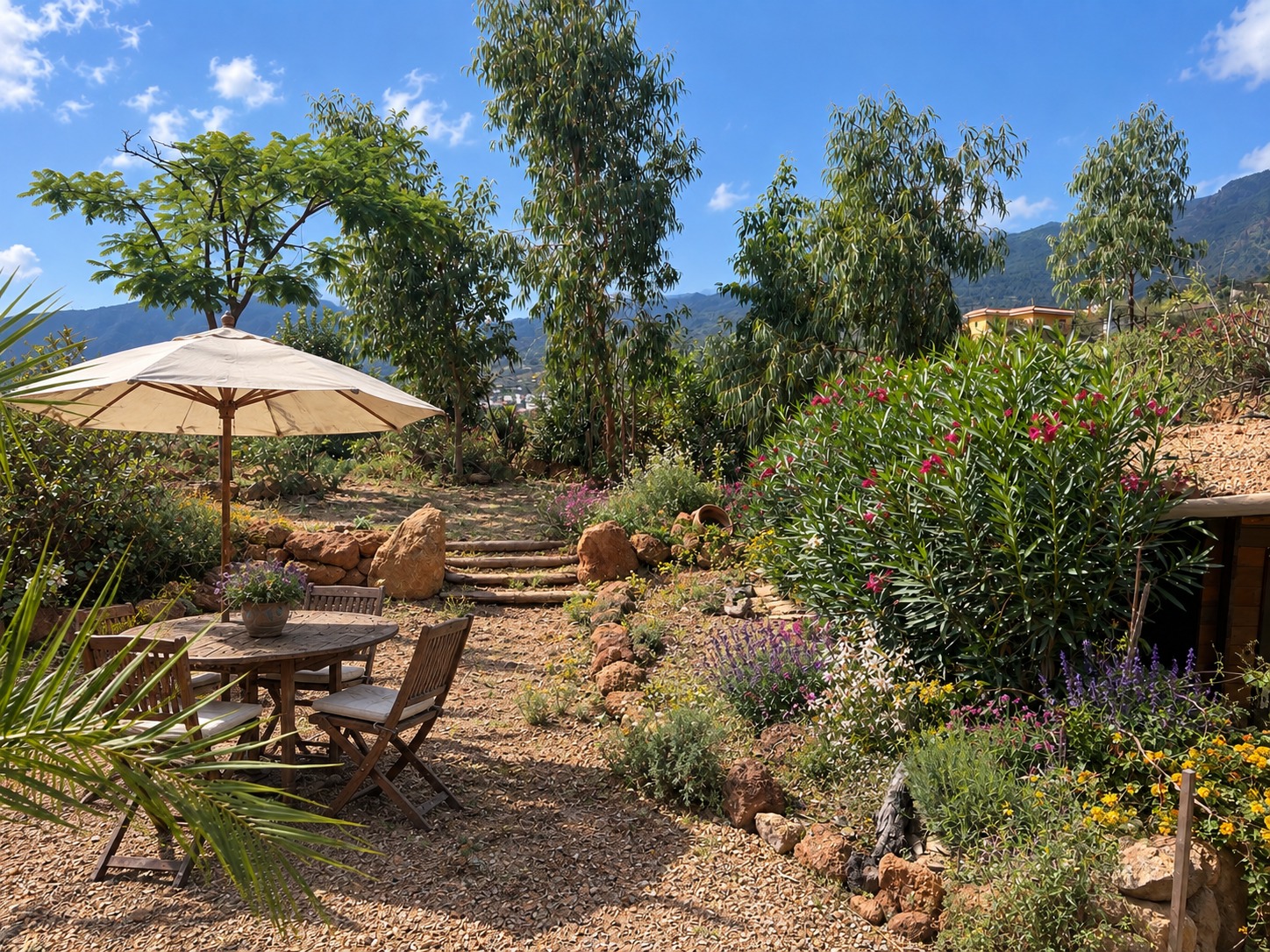 Le Studio — jardin fleuri avec table et parasol